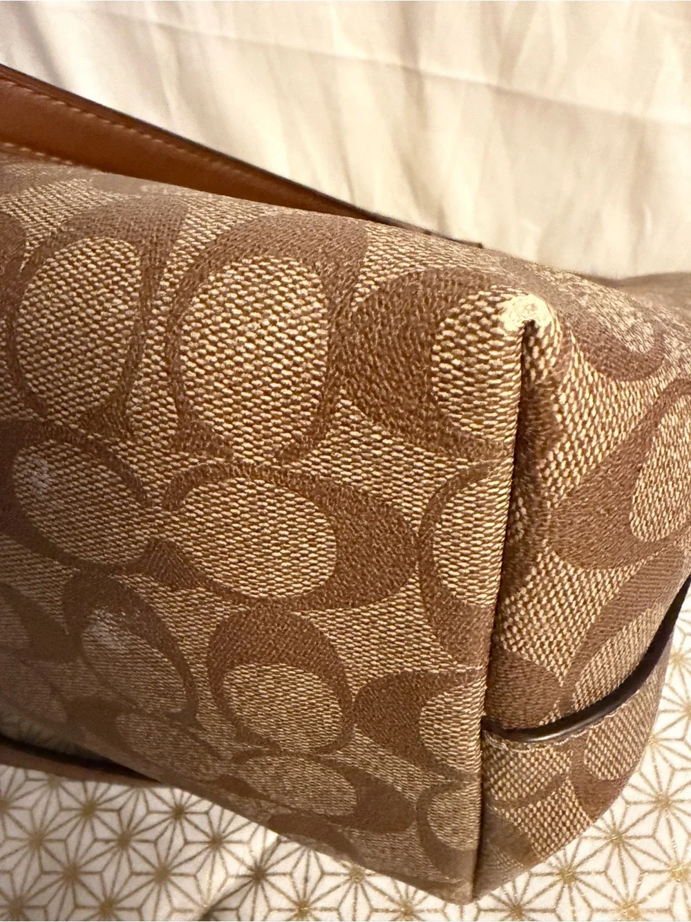 Coach hangtag structure pocket